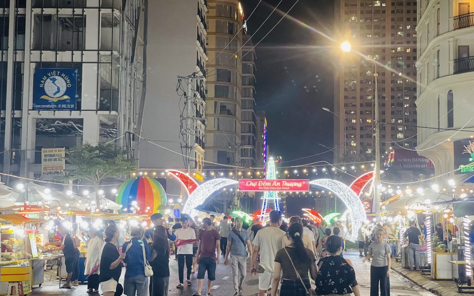 An Thuong night market in Da Nang, busy with visitors under strings of lights